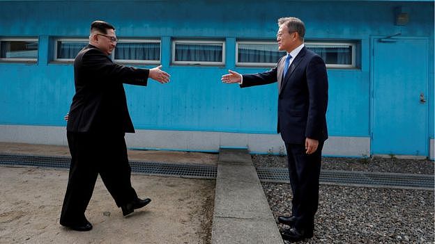 韩国总统文在寅周五早上在板门店朝韩的分隔线，亲自迎接朝鲜领导人金正恩。