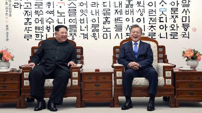 朝韩领导人实现历史性握手 签署《板门店宣言》让人疑窦丛生 - 1