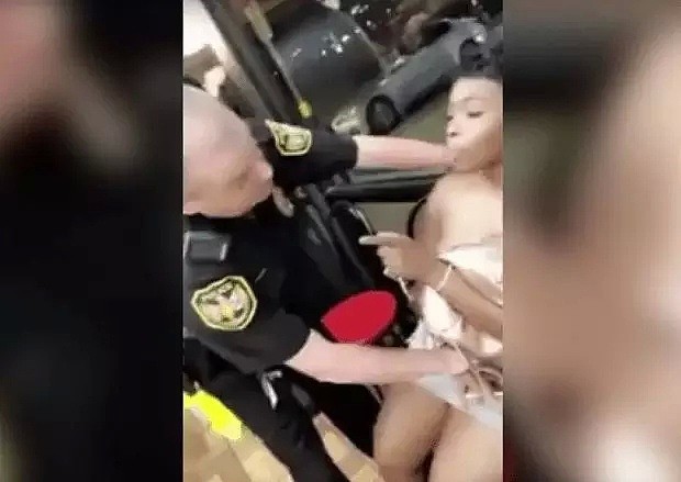 星巴克事件重演？美国一黑人女子遭多名警察狠摔压地，险些被扒光！（视频+组图） - 8