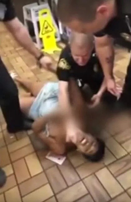星巴克事件重演？美国一黑人女子遭多名警察狠摔压地，险些被扒光！（视频+组图） - 9