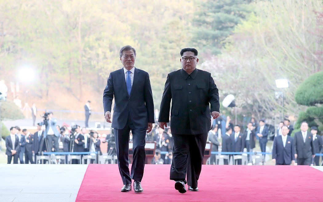周五，韩国总统文在寅（左）和朝鲜领导人金正恩在板门店停战村的峰会接近尾声之际。