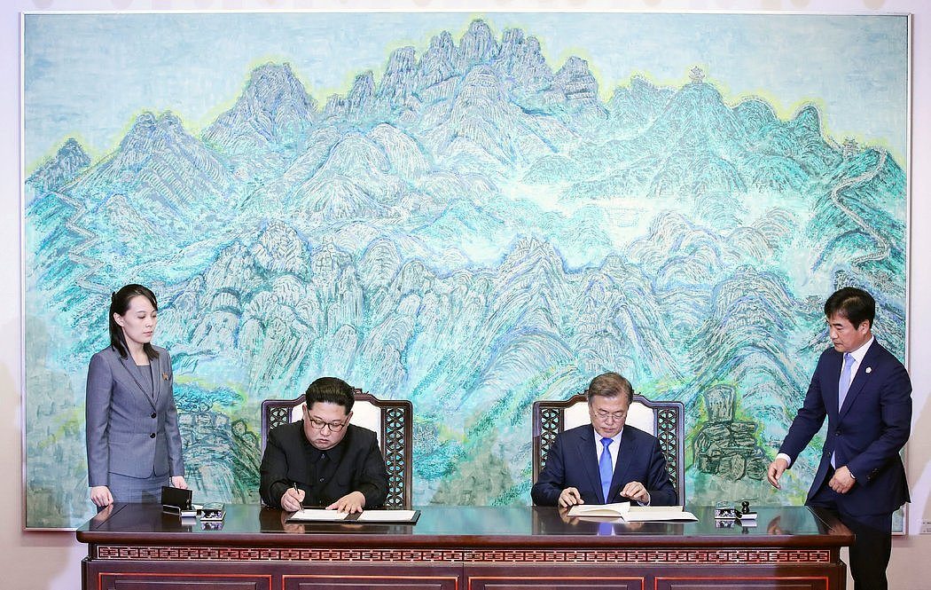 金正恩和文在寅签署了联合声明。周五，金正恩从未公开说出“无核化”一词。