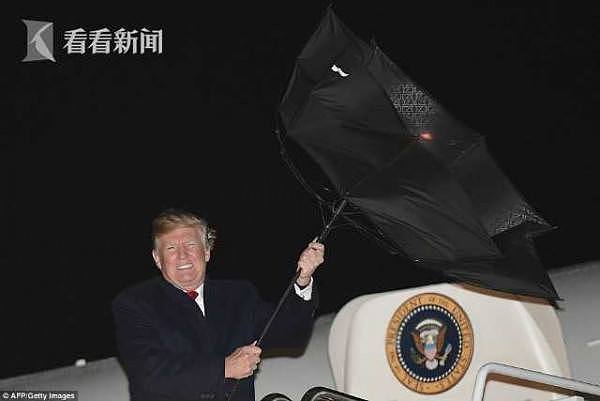 风雨中凌乱！特朗普下飞机伞被吹底朝天，无力应对只好尴尬走下去 - 4