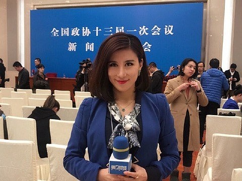 现身北京音乐节，翻白眼事件蓝衣女记者近况曝光（组图） - 2