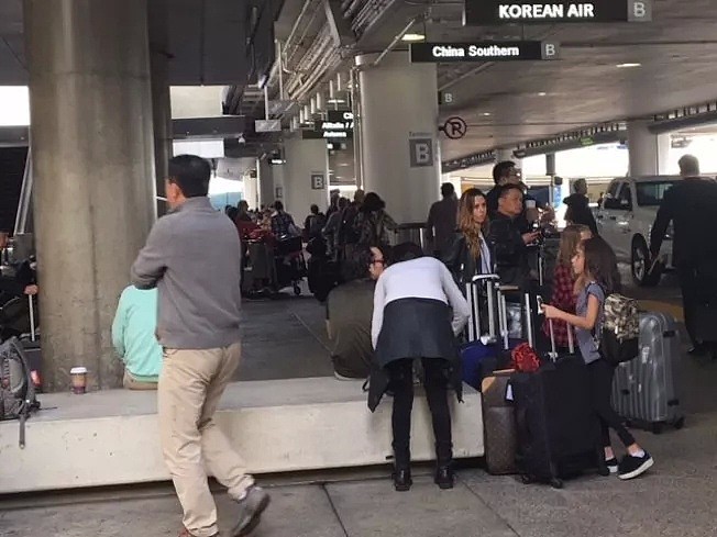 洛杉矶机场窃贼当面偷行李，华裔女子眼尖夺回... - 1