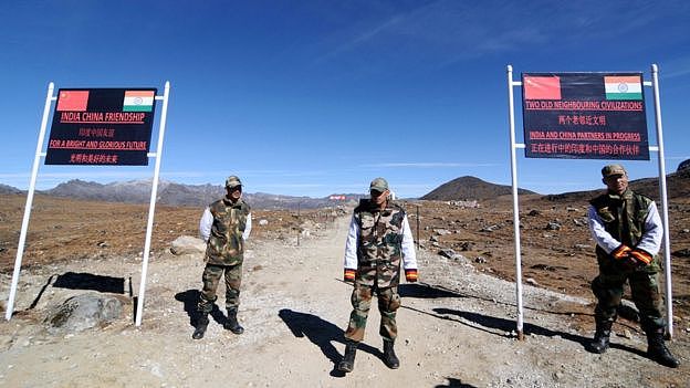 印度陆军人员在阿鲁纳恰尔邦通往中国边境的棒山口站岗（资料图片）