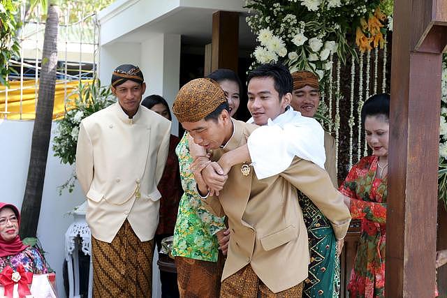 印尼总统儿子不愿从政，一心一意卖煎蛋饼，民众纷纷支持