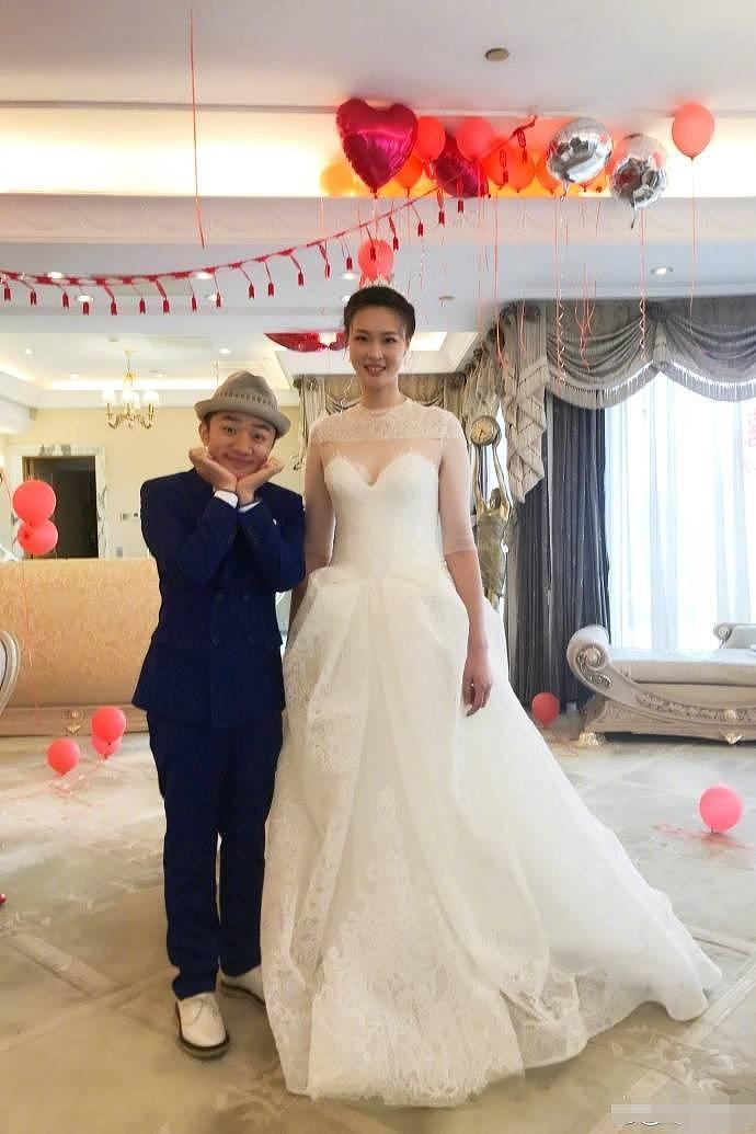 王祖蓝现身惠若琪婚礼，被188cm伴娘团簇拥合影，表情亮了（组图） - 1