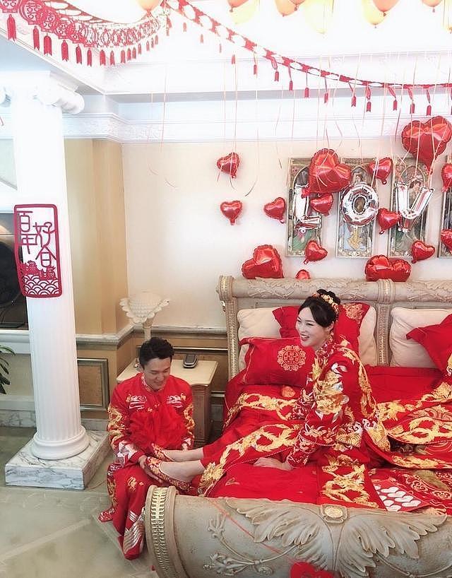 王祖蓝现身惠若琪婚礼，被188cm伴娘团簇拥合影，表情亮了（组图） - 4
