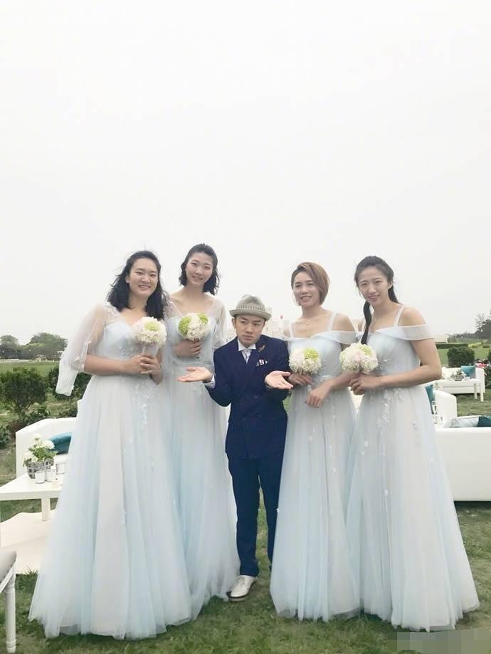 王祖蓝现身惠若琪婚礼，被188cm伴娘团簇拥合影，表情亮了（组图） - 5