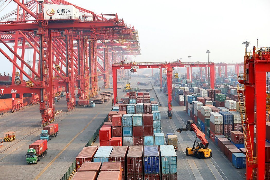 中国山东的一个集装箱港口。特朗普政府要求北京限制其为推进先进技术提供3000亿美元资金的计划。