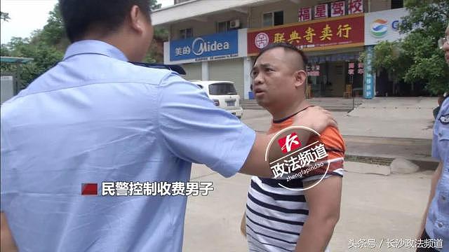 动物园门口“帽子哥”：给我20随便停，保证不抄牌！什么来路？