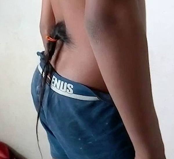 印度13岁男孩长“尾巴”被奉为猴神转世
