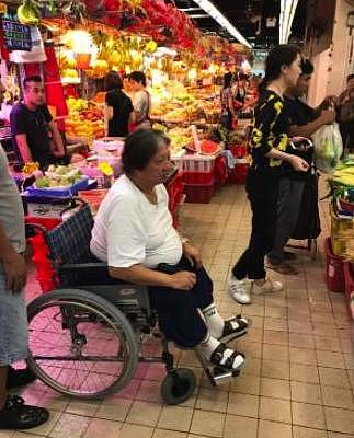 66岁洪金宝坐轮椅现身商场，非常有耐心的陪着孙子买玩具
