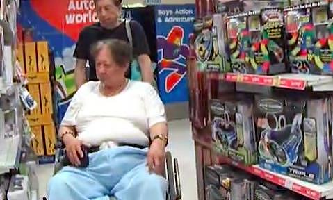 66岁洪金宝坐轮椅现身商场，非常有耐心的陪着孙子买玩具