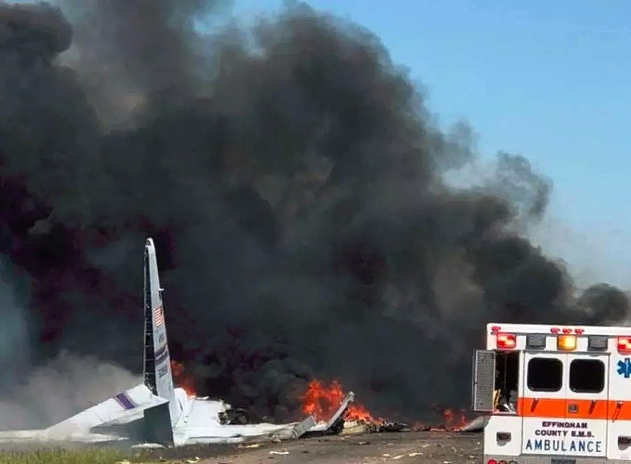 美国军机高速路坠毁，已致5人死亡！机长为避免撞人牺牲 - 2