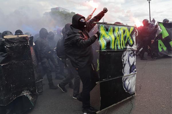 法五一大示威遭暴力“搅局” 巴黎惊现打砸烧场面