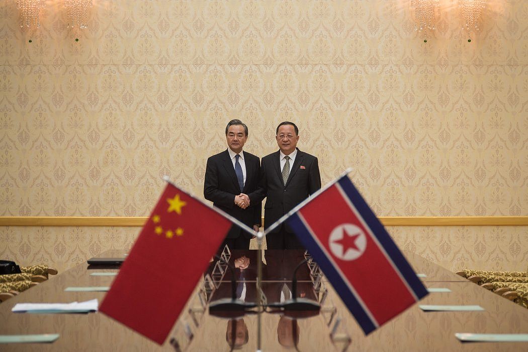 周三，朝鲜平壤，中国外长王毅（左）和朝鲜外相李勇浩。王毅对朝鲜进行了为期两天的访问，以巩固中国作为朝鲜最好朋友的地位。