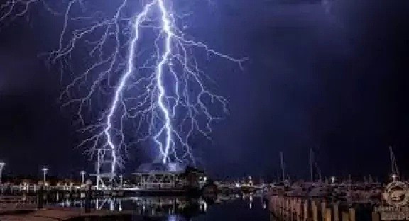 滚滚雷雨，澳洲遭遇黑暗6小时！700信号灯全坏掉！气象专家：墨尔本快被吃掉了！ - 24