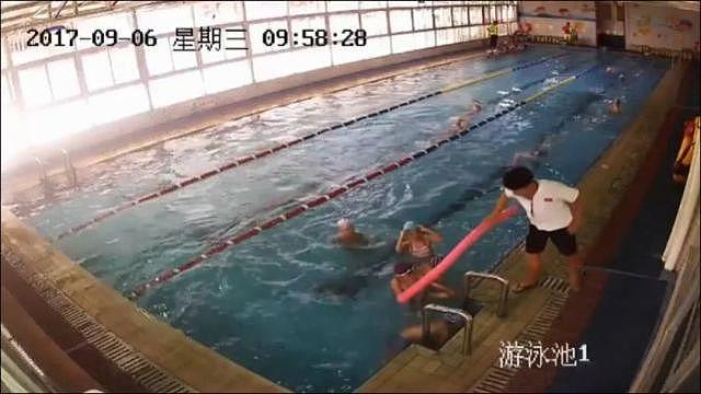 男童上游泳课溺亡泳池 救生员不急救反而用浮条敲打