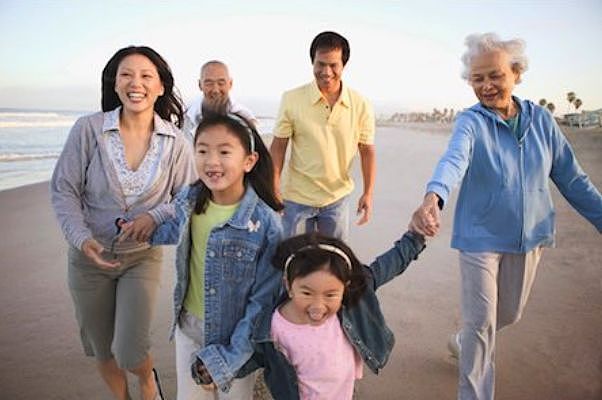 中国老人哭诉：“你们都移民吧，留下我在国内孤独终老”，这是多少华人子女的痛... - 12