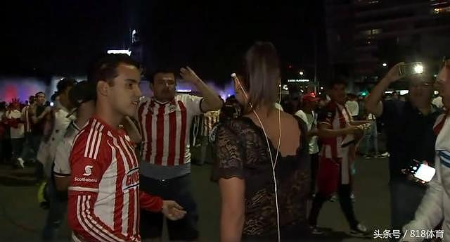 怒了！墨西哥女记者直播夺冠庆祝遭男球迷性骚扰 操起话筒猛砸对方