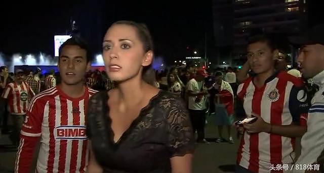 怒了！墨西哥女记者直播夺冠庆祝遭男球迷性骚扰 操起话筒猛砸对方