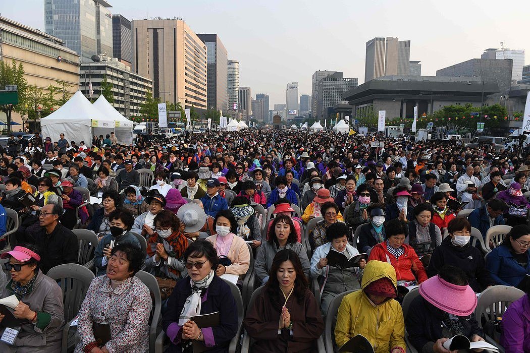 上周非军事区峰会之前，人群在首尔集会祈祷和平。民意调查显示，十个韩国人中有九人认为文在寅与金正恩的会谈是成功的。
