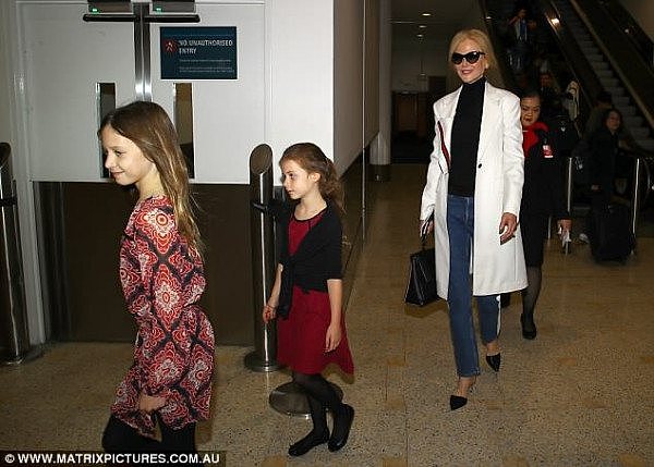 女神来了！妮可·基德曼低调现身悉尼机场 一袭白衣优雅迷人，手上的戒指闪瞎眼！（组图） - 3