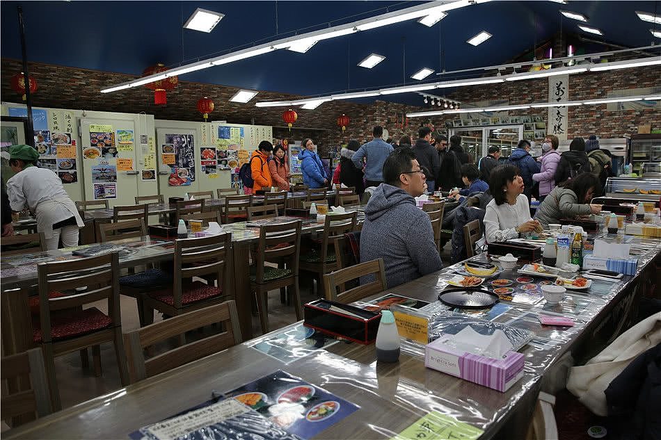 中国游客到北海道旅游，“冒死”吃帝王蟹 吃到扶墙而去！（组图） - 7