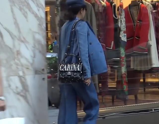 刘嘉玲背着定制名贵包包去逛街也如走秀一样有范