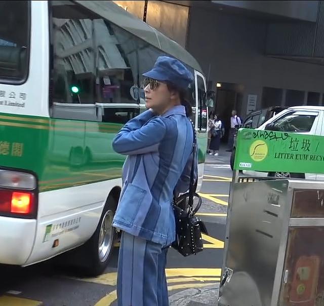 刘嘉玲背着定制名贵包包去逛街也如走秀一样有范