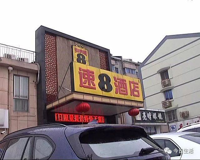 男子入住酒店，一打开房门竟然有一对情侣在床上（图） - 1