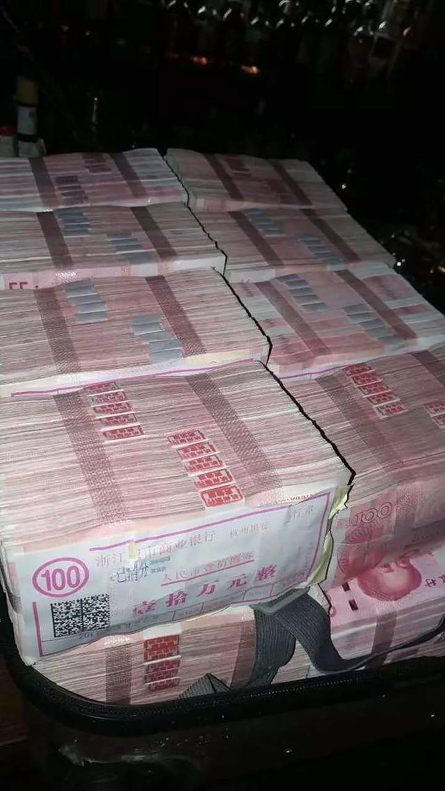 女生嫌200万分手费太少！整整一箱现金都扔了！