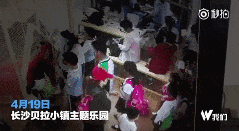 视频：中国孕妇带儿子插队，被拒绝后殴打了9岁女孩。网友：“怀孕不是你成为弱者婊的理由！” - 4