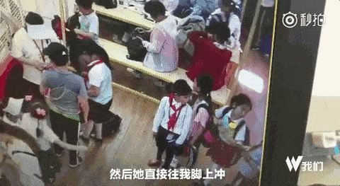 视频：中国孕妇带儿子插队，被拒绝后殴打了9岁女孩。网友：“怀孕不是你成为弱者婊的理由！” - 11