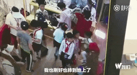 视频：中国孕妇带儿子插队，被拒绝后殴打了9岁女孩。网友：“怀孕不是你成为弱者婊的理由！” - 12