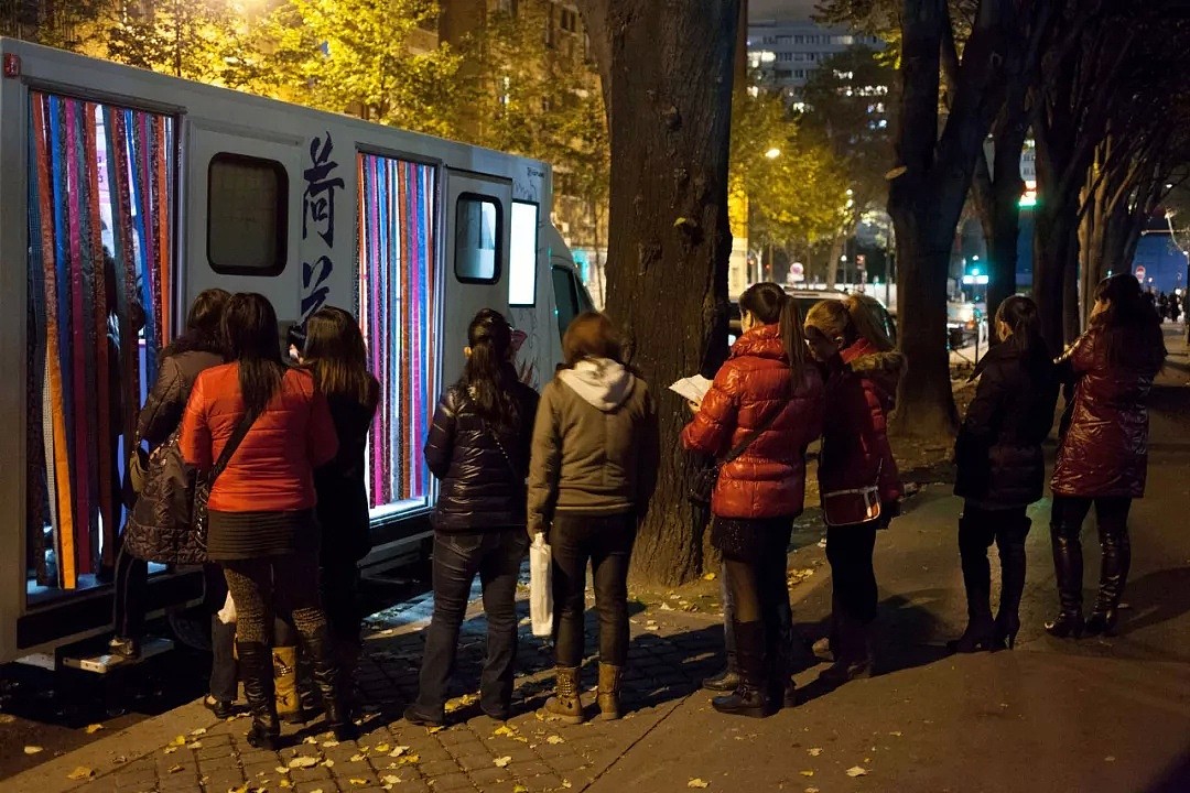 在巴黎站街的中国女人，面临生存困境，她们被逼进了最阴暗的角落 - 19