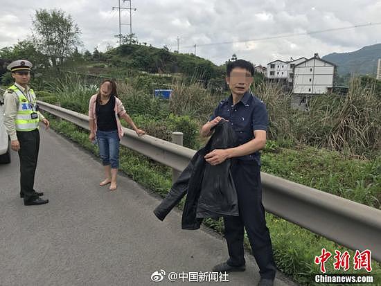 相爱相杀!离婚路上男子欲同归于尽 妻子跳车逃生