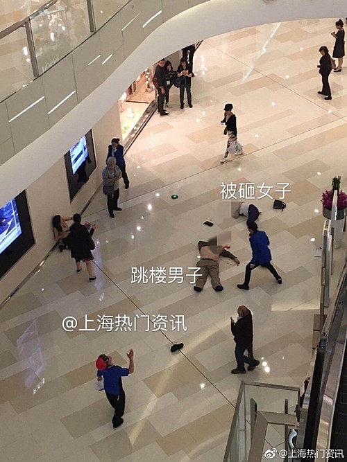 上海环贸一男子跳楼身亡，砸倒楼下两女子，一人重伤 - 1