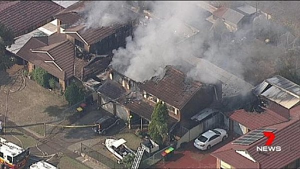 悉尼多幢民宅接连失火！2栋房屋已被焚毁 周边民宅险遭“火烧连营”（图） - 1