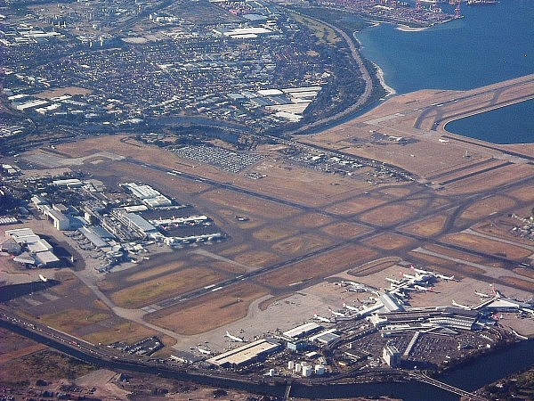 1200px-Sydney_Airport_(2004)_By_Air.jpg,0