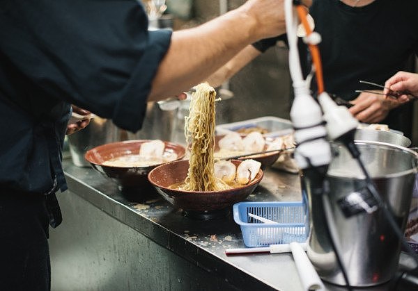 悉尼Gumshara拉面馆炖120公斤猪骨熬汤！老板说是“你吃了一定会笑的拉面！” - 1