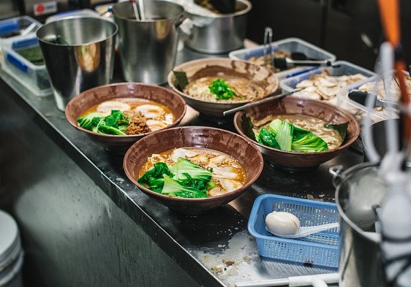 悉尼Gumshara拉面馆炖120公斤猪骨熬汤！老板说是“你吃了一定会笑的拉面！” - 4