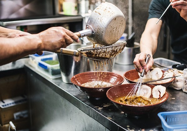 悉尼Gumshara拉面馆炖120公斤猪骨熬汤！老板说是“你吃了一定会笑的拉面！” - 7