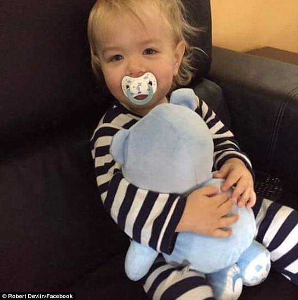 4BFF616100000578-5707143-Toddler_Spencer_died_after_he_fell_seven_metres_from_a_second_st-a-1_1525829873467.jpg,0