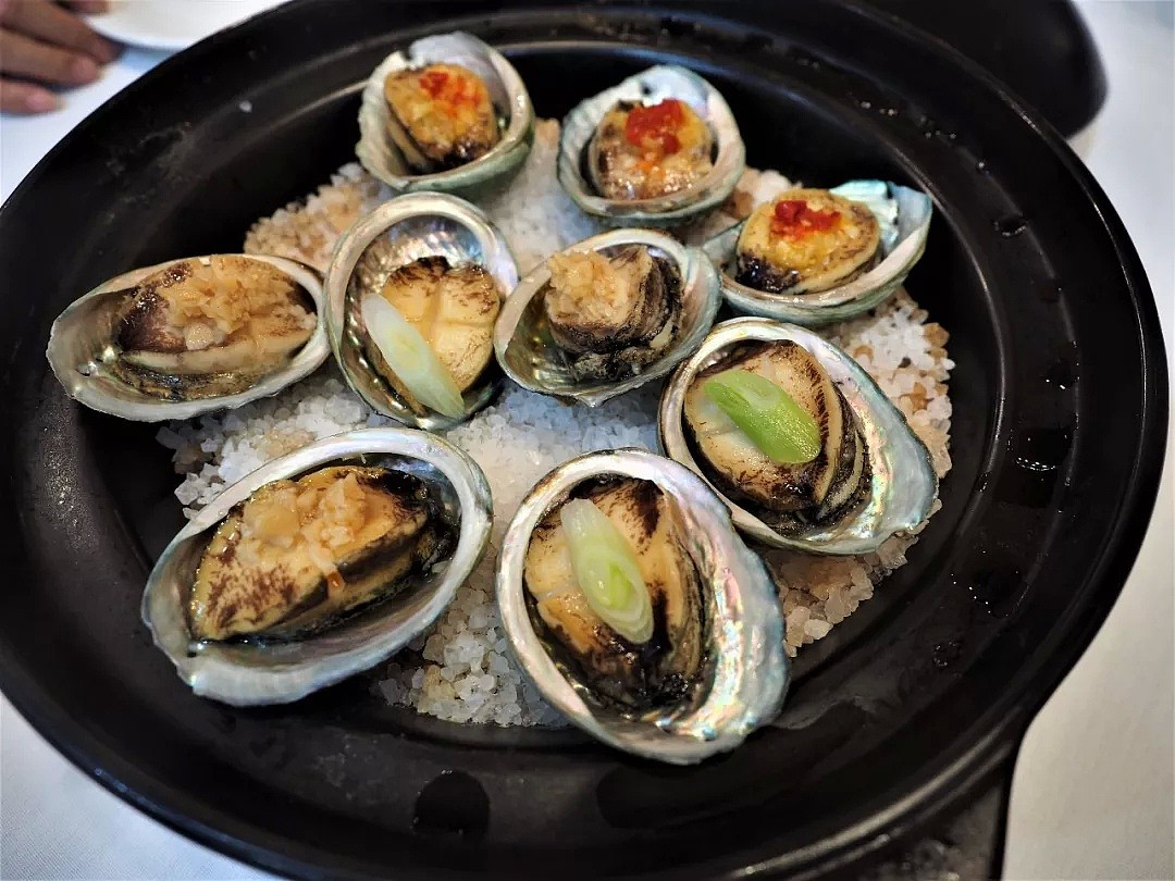 制霸悉尼的“鲍蟹盛宴”又来了，“蟹神”这个称号我还是极服气的！在这里，吃干抹净，才是对厨师们最大的尊重！ - 7