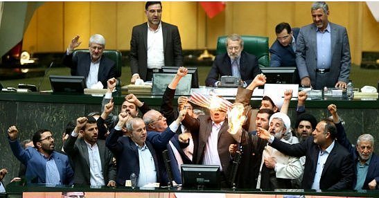 “美国去死！”伊朗国会议员怒烧美国国旗 - 1