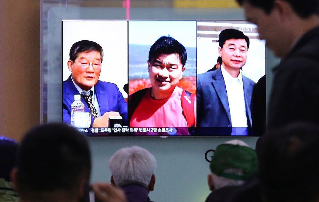 本月，韩国首尔电视报道中的金东哲、金盛德和金学松（由左至右）。朝鲜于周三释放了这三名美国公民。