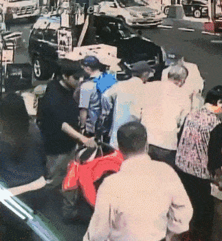 视频曝光！纽约3岁华裔男童被人贩瞬间牵走，奶奶高喊当街追回！（组图+视频） - 2
